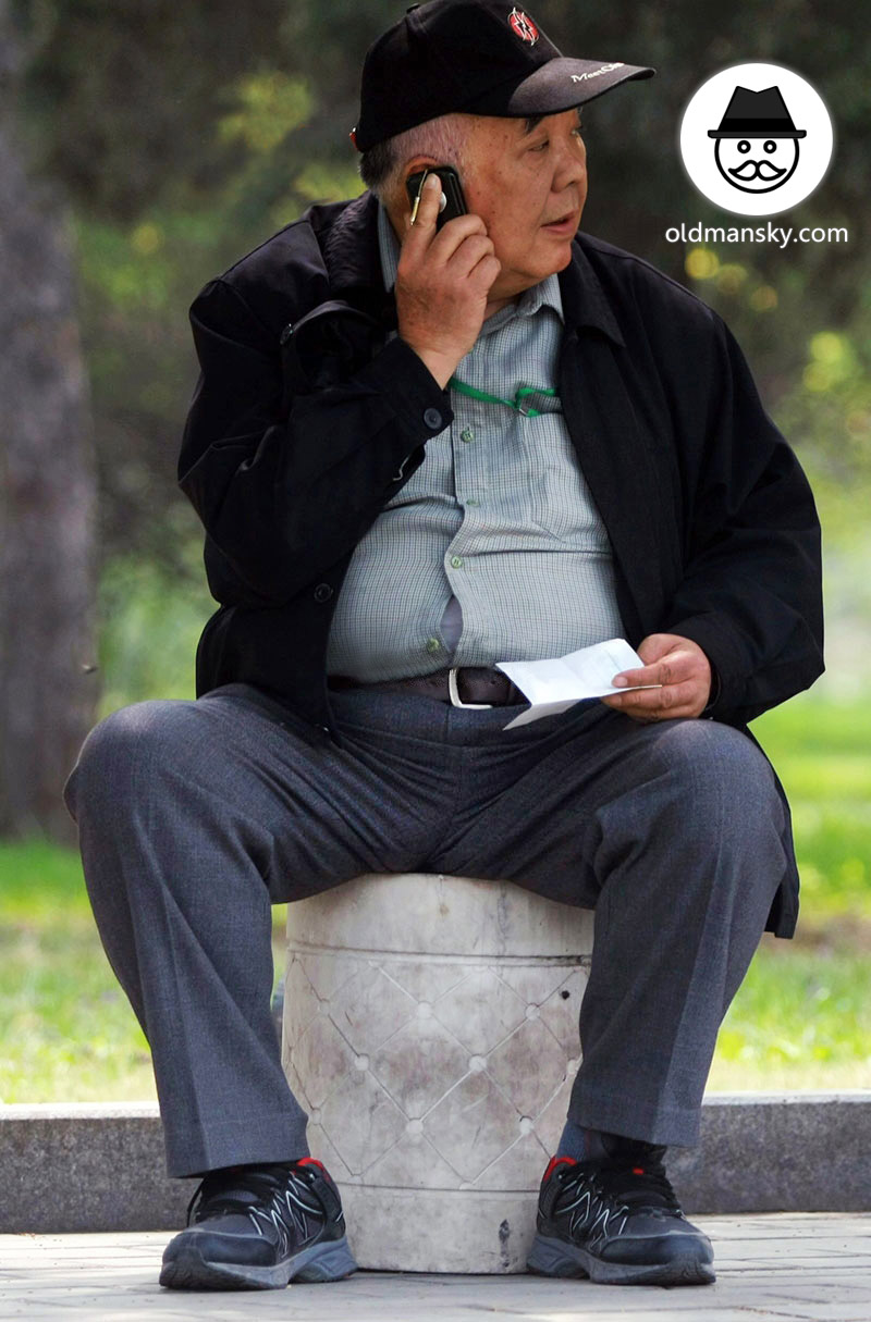 White hair old daddy wore black jacket and a black cap was calling in the park_07
