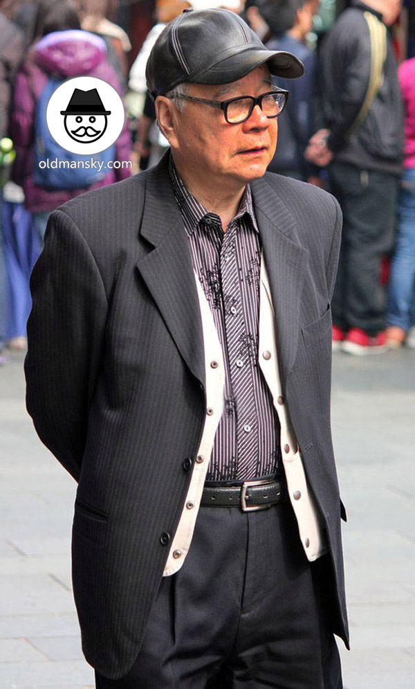 Glasses old man wore black suit and a cap walked in the street_06