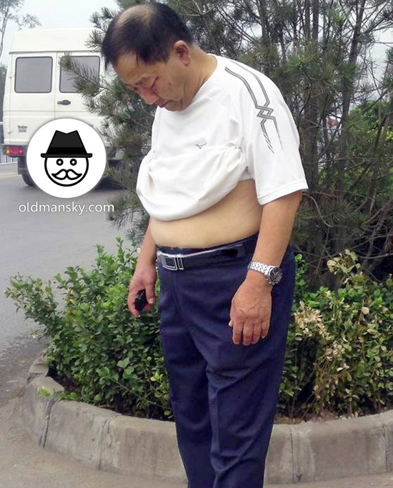 Old daddy wore white shirt and brown trousers was waiting car by the roadside_02