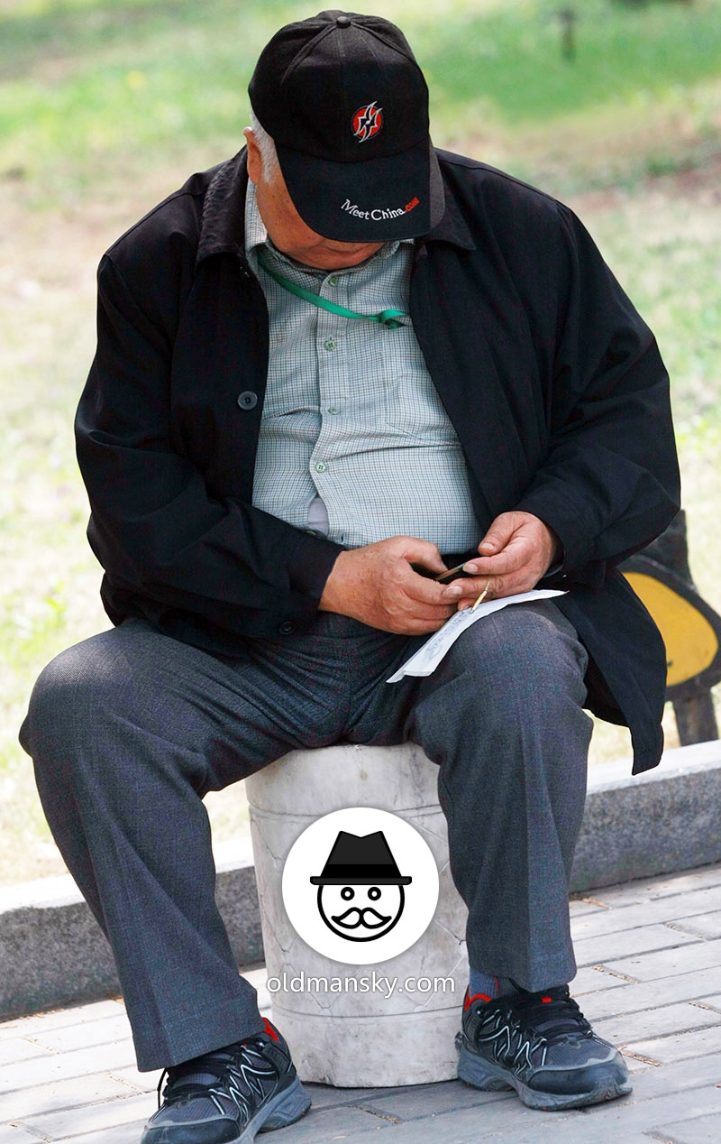 White hair old daddy wore black jacket and a black cap was calling in the park_06