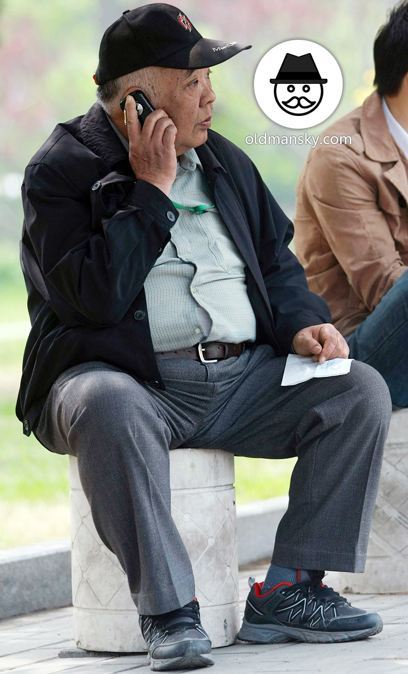 White hair old daddy wore black jacket and a black cap was calling in the park_05