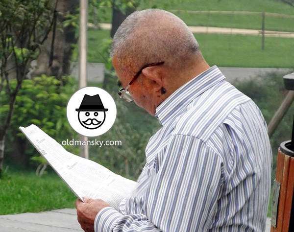 Glasses old daddy wore strip shirt was reading newspaper on the bench_05