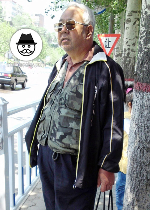 Sunglasses white hair old man was waiting bus in the bus station_04