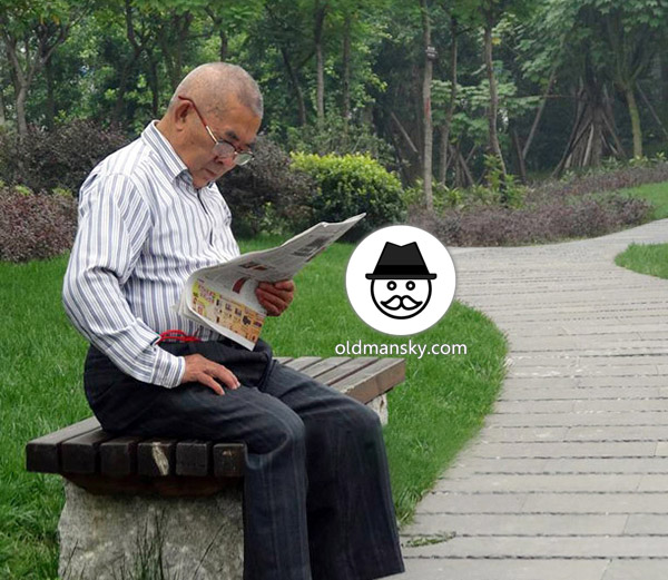 Glasses old daddy wore strip shirt was reading newspaper on the bench_06