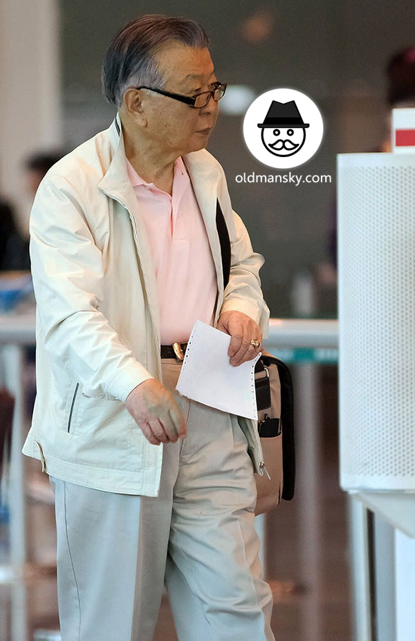 Glasses old man wore white clothes went to buy plane ticket in the airport_02