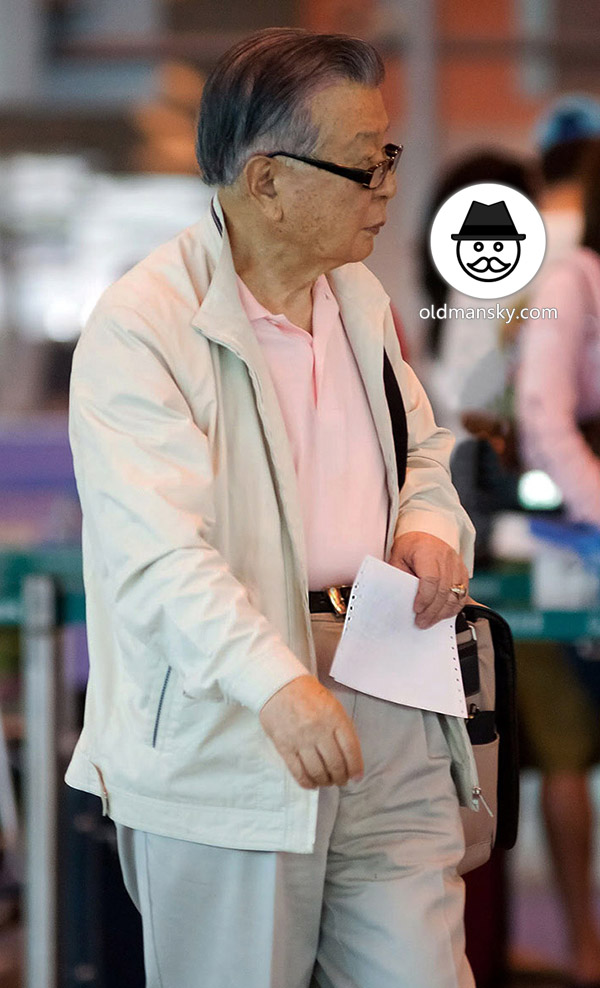 Glasses old man wore white clothes went to buy plane ticket in the airport_03