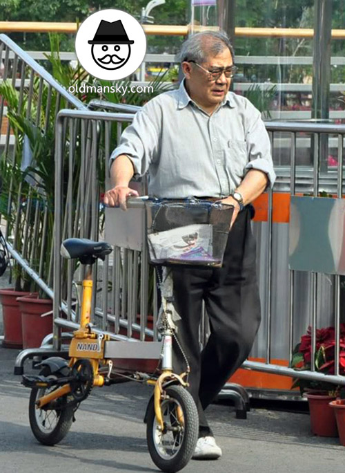 Silver hair glasses old daddy wore grey shirt went shopping by bike