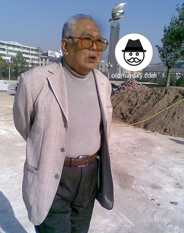 Glasses old man wore white suit walked in the field