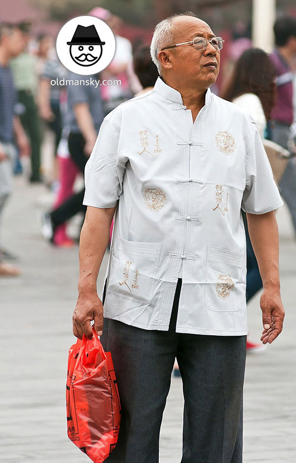 Glasses white hair old man wore white Tang suit