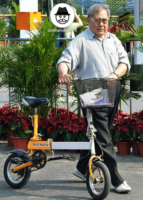 Silver hair glasses old daddy wore grey shirt went shopping by bike_02