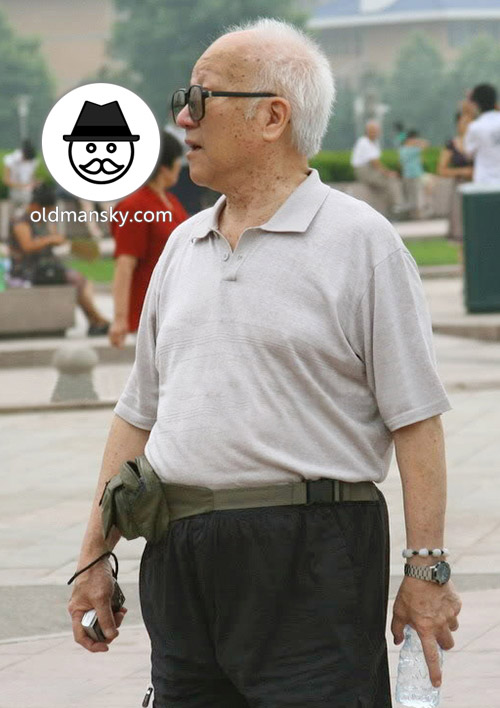 White hair glasses old man took photos on the square_02