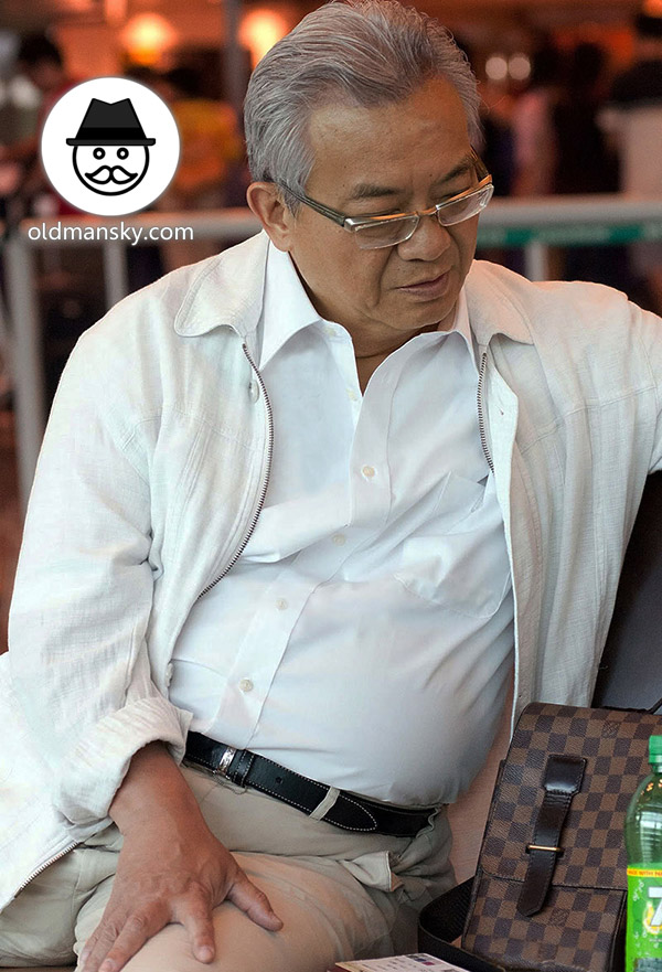 Silver hair glasses old daddy wore white clothes rest on the bench_03