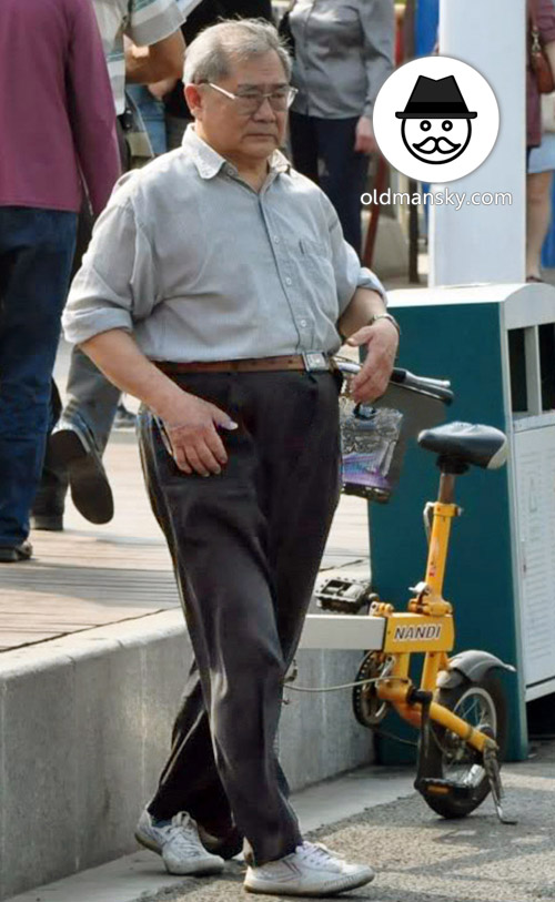 Silver hair glasses old daddy wore grey shirt went shopping by bike_04