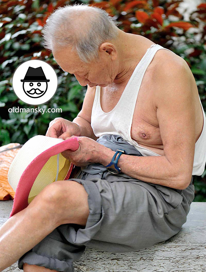 Old man wore white vest undershirt and gray trousers in the park_02