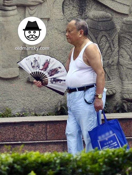 Old daddy wore white vest undershirt and blue trousers walked in the park_02