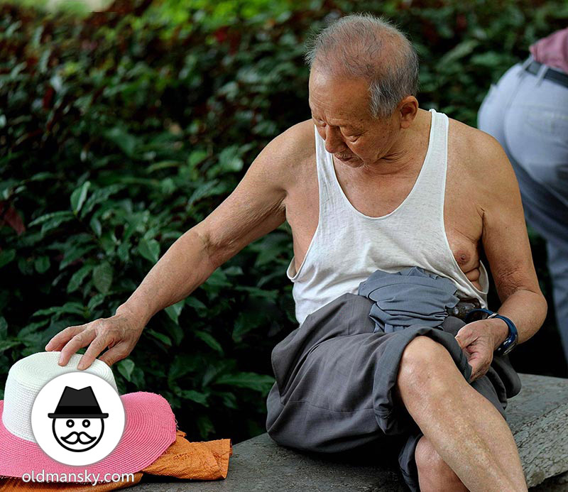 Old man wore white vest undershirt and gray trousers in the park_04