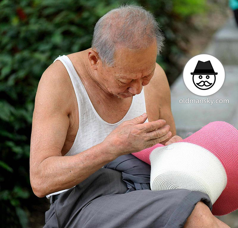 Old man wore white vest undershirt and gray trousers in the park_03