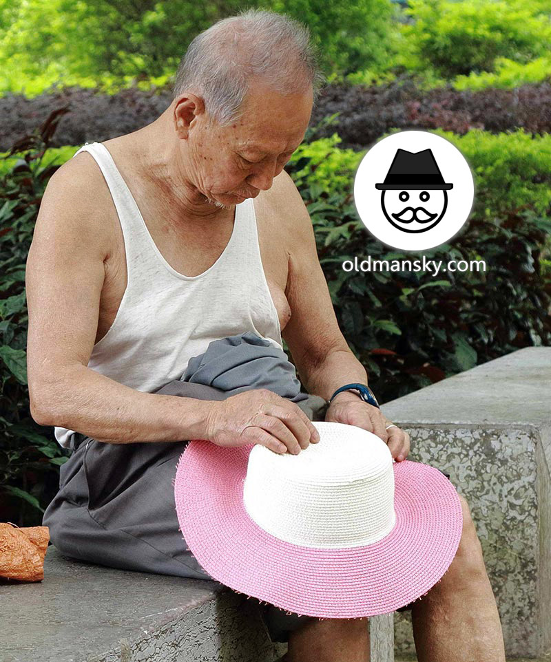 Old man wore white vest undershirt and gray trousers in the park_06