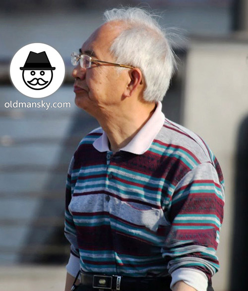 White hair glasses old man wore strip sweater walked on the square_02