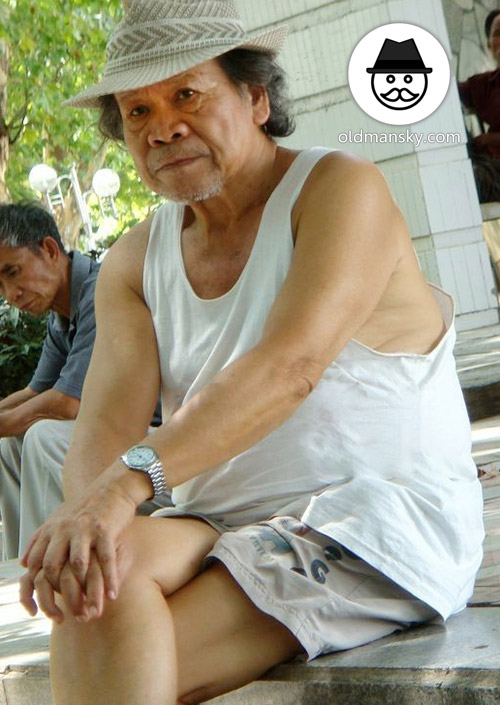 Old man wore white vest undershirt and middle pants sat in the park_08