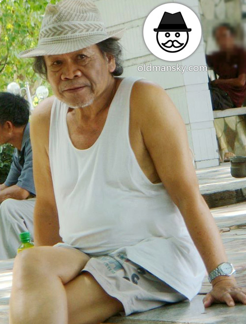 Old man wore white vest undershirt and middle pants sat in the park_05