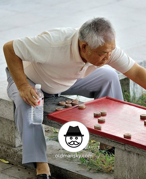 White hair old man wore a blue trousers was playing Chinese chess in the park_02