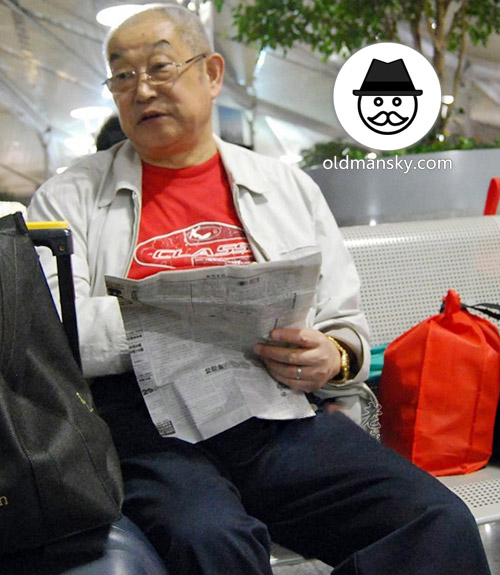 Glasses old daddy wore white jacket read newspaper in the railway station waiting room_02
