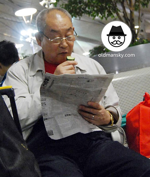 Glasses old daddy wore white jacket read newspaper in the railway station waiting room_03