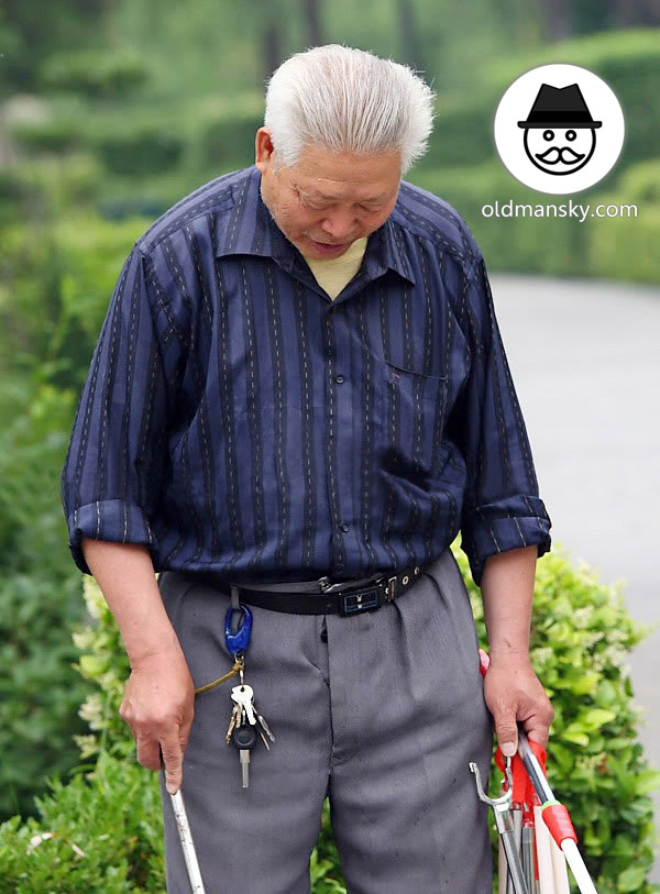 White hair old man was writing on the square in the park_03