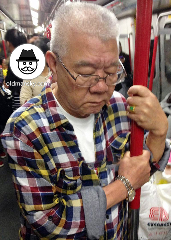 White hair old daddy wore plaid long sleeve shirt waited subway_06
