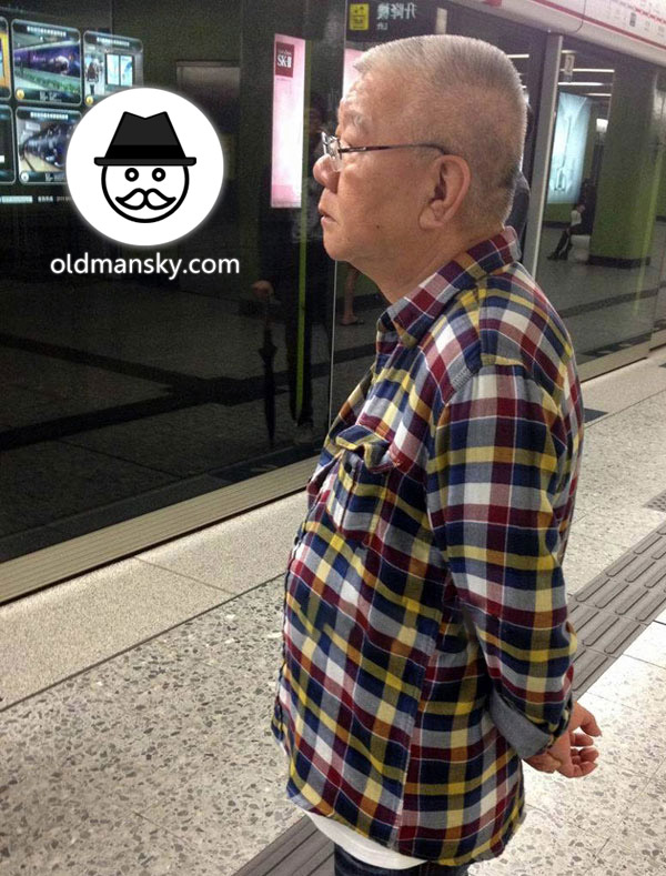 White hair old daddy wore plaid long sleeve shirt waited subway_02