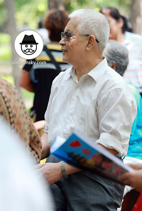 Sunglasses white hair old man wore white shirt in the park_06