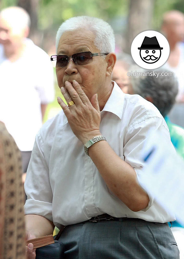 Sunglasses white hair old man wore white shirt in the park