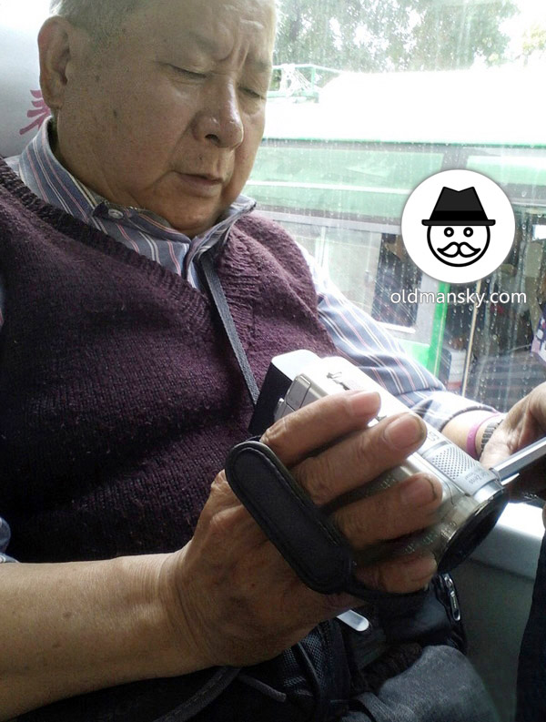 White hair old daddy was playing video recorder by bus_02