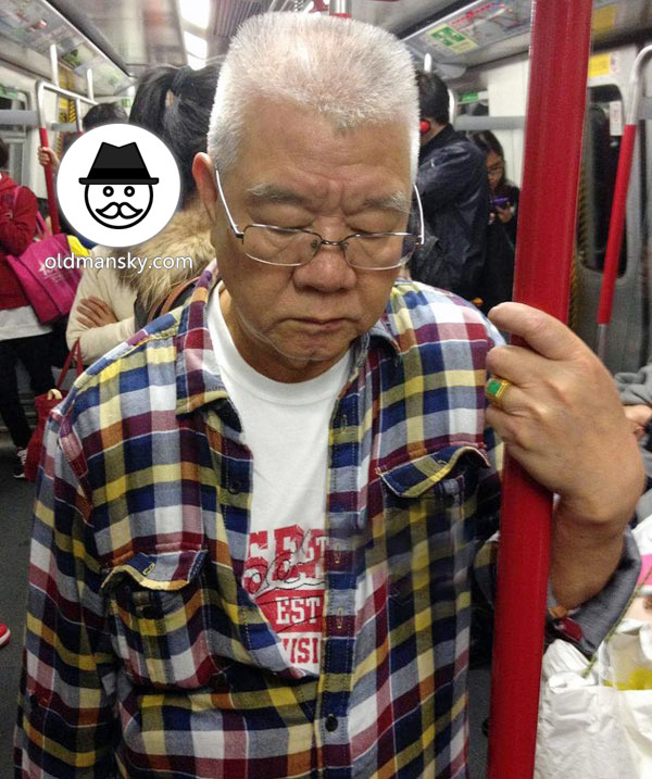 White hair old daddy wore plaid long sleeve shirt waited subway_04