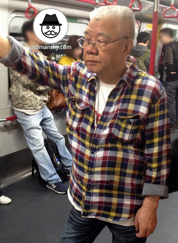 White hair old daddy wore plaid long sleeve shirt waited subway_03