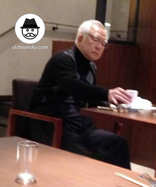 White hair glasses old man wore black sweater drunk coffee in the house_03