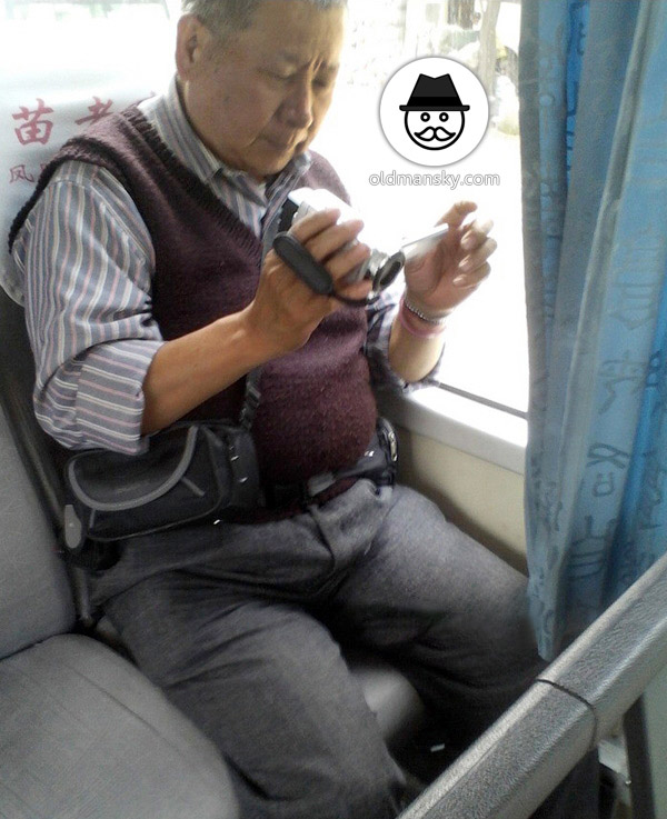 White hair old daddy was playing video recorder by bus_04