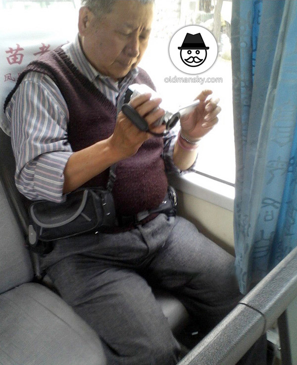 White hair old daddy was playing video recorder by bus_04