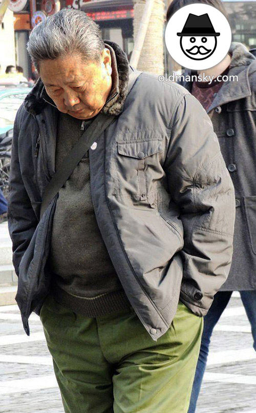 Old daddy wore gray coat and green trousers on the square_02