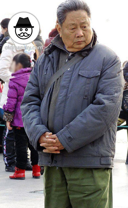 Old daddy wore gray coat and green trousers on the square_04
