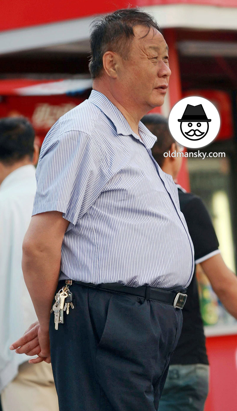 Old daddy wore short sleeve shirt and brown trousers stood in the street_04