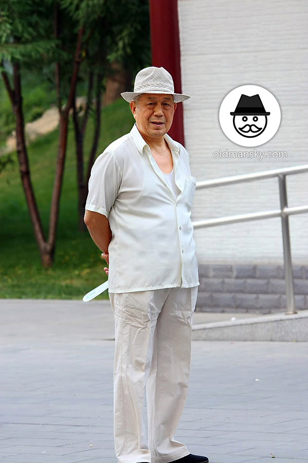 Old man wore white clothes and a white hat in the park_03