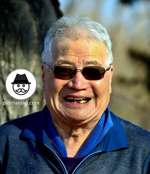 White hair sunglassed old man enjoyed the sunshine in the park_04