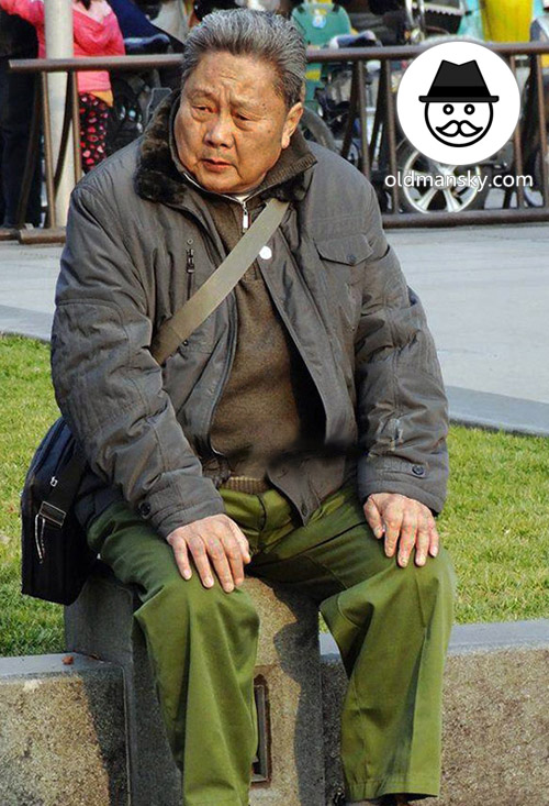 Old daddy wore gray coat and green trousers on the square_06