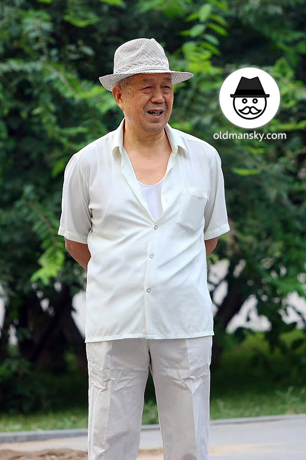 Old man wore white clothes and a white hat in the park_02
