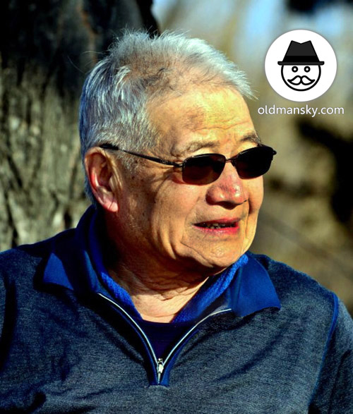 White hair sunglassed old man enjoyed the sunshine in the park