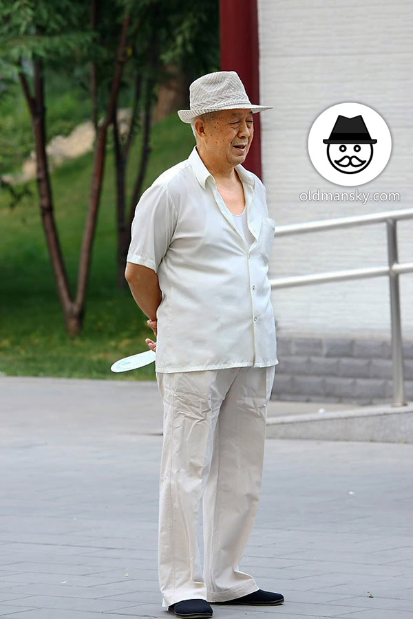 Old man wore white clothes and a white hat in the park_04