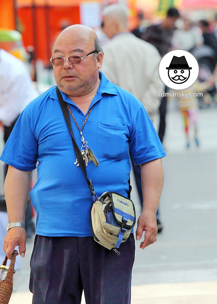 Sunglasses old daddy wore blue polo shirt walked in the street_05