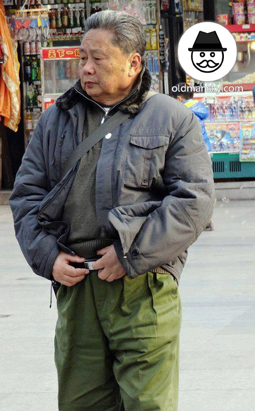 Old daddy wore gray coat and green trousers on the square_05